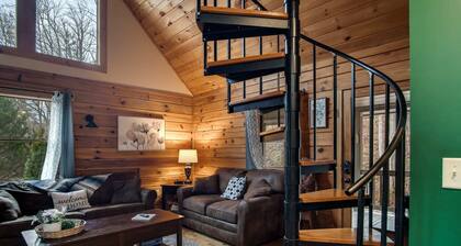 Cozy Hot Tub Cabin!