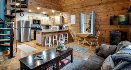 Cozy Hot Tub Cabin!