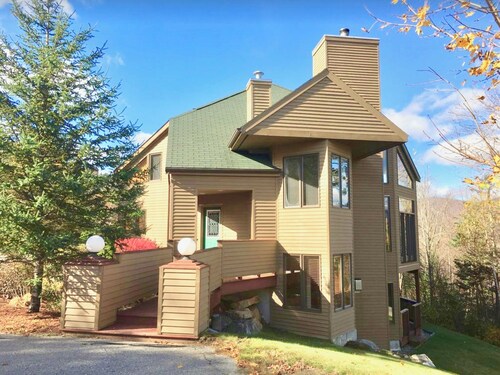 CR6 C6 Renovated Townhome a Short Walk From the Slopes Pool gym Passes