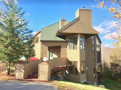 CR6 C6 Renovated Townhome a Short Walk From the Slopes Pool gym Passes