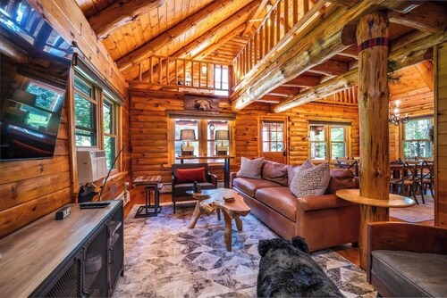 Authentic Log Cabin Short Walk to Lake & Hideout