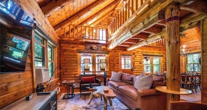 Authentic Log Cabin Short Walk to Lake & Hideout