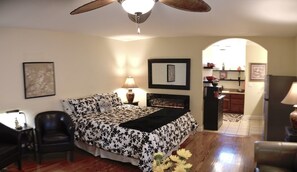 Room - Delightful Private Studio in Napa Home Near Vibrant Downtown. Minimum 31 days. (Napa)