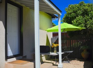 Outdoor dining - Delightful Private Studio in Napa Home Near Vibrant Downtown. Minimum 31 days. (Napa)
