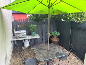 Outdoor dining - Delightful Private Studio in Napa Home Near Vibrant Downtown. Minimum 31 days. (Napa)