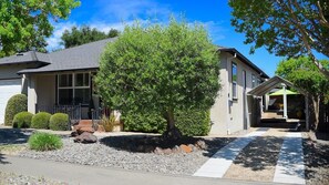 Property grounds - Delightful Private Studio in Napa Home Near Vibrant Downtown. Minimum 31 days. (Napa)