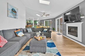 Interior - Lakefront, Hot Tub, Kayaks, Firepit, Pool Table (Tobyhanna)