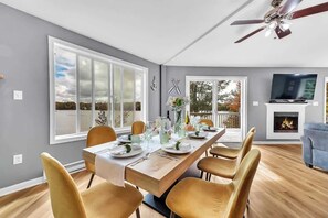 Interior - Lakefront, Hot Tub, Kayaks, Firepit, Pool Table (Tobyhanna)