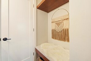 Interior - Seventh Mountain 1417 or 1418 (Bend)
