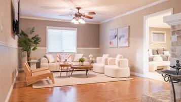 House (4 Bedrooms) | Interior