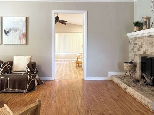 Marbella Lane - Charming 4BR Bungalo for Relaxing Retreat
