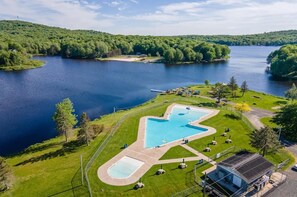 Interior - Hot Tub Game Room Firepit Arrowhead Family (Pocono Lake)