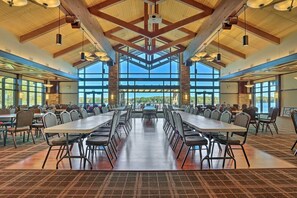 Interior - Hot Tub Game Room Firepit Arrowhead Family (Pocono Lake)