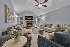Interior - Hot Tub Game Room Firepit Arrowhead Family (Pocono Lake)
