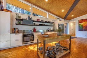 Interior - Happenstance Vineyards King Rooms (Mosier)