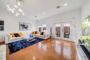 Interior - 3BR Home With Power, Wifi & Hot Tub (Houston)