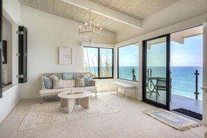 Smart TV, fireplace, DVD player, ping pong - Oceanfront Neptune Ave Home | Panoramic Views, Luxury Coastal Living, Walk To The Beach (Encinitas)