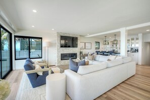 Smart TV, fireplace, DVD player, ping pong - Oceanfront Neptune Ave Home | Panoramic Views, Luxury Coastal Living, Walk To The Beach (Encinitas)