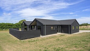 A modern two-story house with a flat roof and a balcony. - VillaVilla 958 - Skåstrup Strand, Fyn og øer (Bogense)