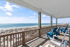 Property grounds - Jolly Rogers: Oceanfront Paradise with Pool, Sleeps 20, 7 bed/ 5.5 bath and two kitchens! (Oak Island)