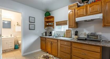 Marbella Lane - 2BR Guest House Dtwn RWC Pking