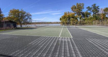 Lake Geneva Condo With Pool, Fireplace & Parking