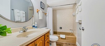 Lake Geneva Condo With Pool, Fireplace & Parking