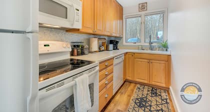 Lake Geneva Condo With Pool, Fireplace & Parking