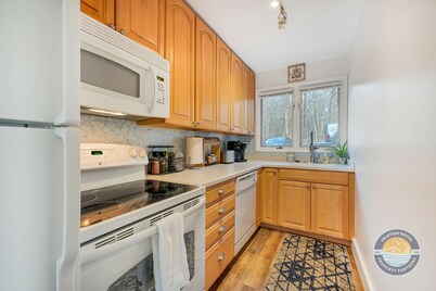 Lake Geneva Condo With Pool, Fireplace & Parking