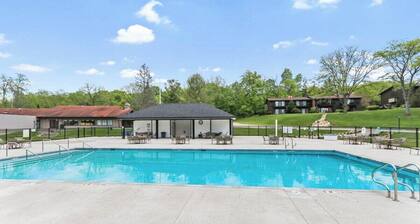 Lake Geneva Condo With Pool, Fireplace & Parking