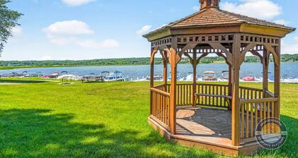 Lake Geneva Condo With Pool, Fireplace & Parking