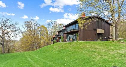 Lake Geneva Condo With Pool, Fireplace & Parking