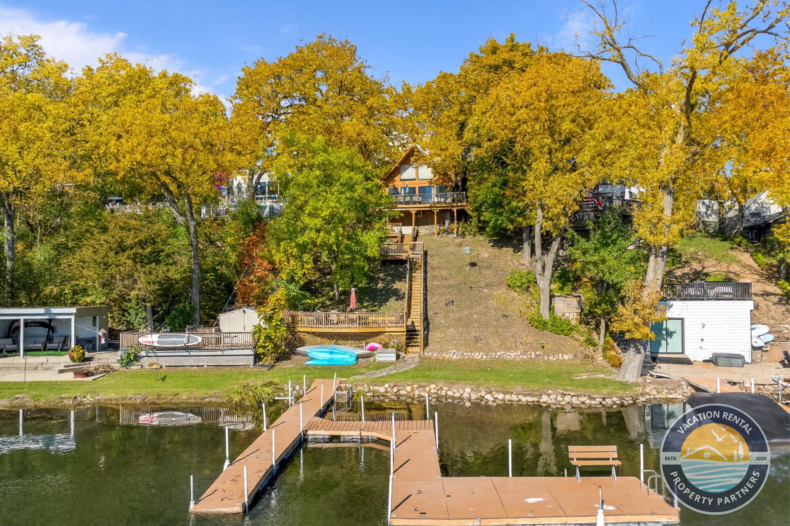 Una propiedad de alquiler vacacional con un muelle, piscina y zona de terraza.