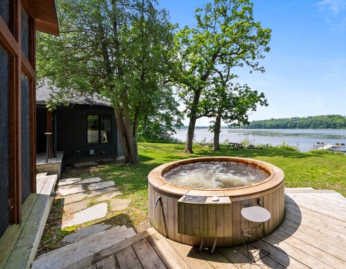 Lakefront 4-bedroom Retreat With Hot Tub