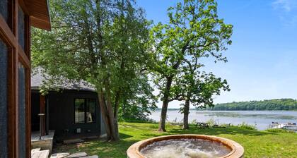 Lakefront 4-bedroom Retreat With Hot Tub