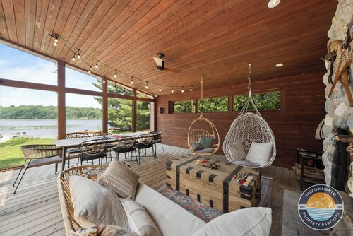 Lakefront 4-bedroom Retreat With Hot Tub