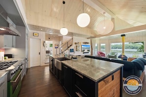 Interior - Lakefront 4-bedroom Retreat With Hot Tub (Elkhorn)