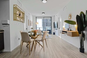 Apartment (2 Bedrooms) | Interior - Downtown Miami 2BR Skyline Bay View Balcony Corner Suite Luxepad (Miami)