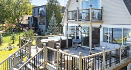 Lakefront Retreat With Hot Tub