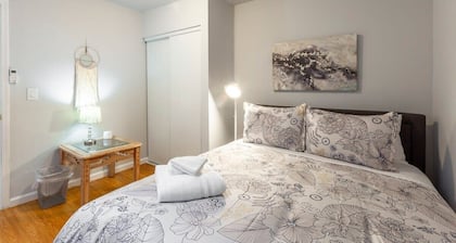 Marbella Lane - 2BR Guest House Dtwn RWC Pking