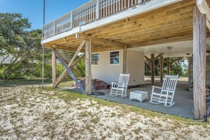 Terrace/patio - Pet-Friendly Gulf-Front 3BR with Screened Porch (Alligator Point)