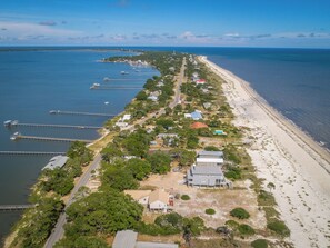 On the beach - Pet-Friendly Gulf-Front 3BR with Screened Porch (Alligator Point)