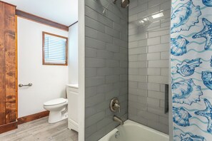 Shower, towels - Pet-Friendly Gulf-Front 3BR with Screened Porch (Alligator Point)