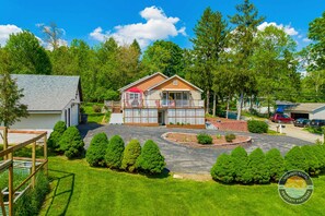 Eine Ferienwohnung mit eingezäunter Hof, überdachter Terrasse und Pool.