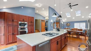 House (5 Bedrooms) | Interior