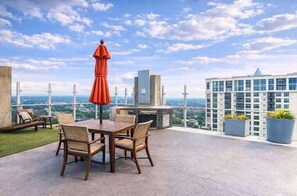 Interior - Midtown Atlanta 1BR Skyline Balcony Corner Suite by Piedmont Park Luxepad (Atlanta)