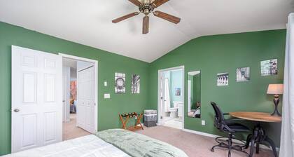 Modern 3-br Townhome w Private Backyard Near RTP