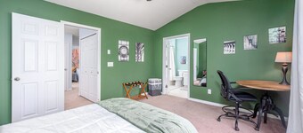 Modern 3-br Townhome w Private Backyard Near RTP