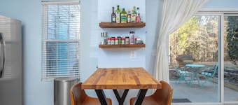 Modern 3-br Townhome w Private Backyard Near RTP