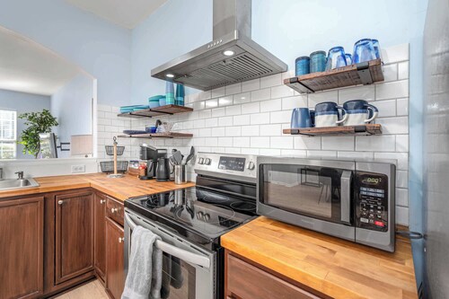 Modern 3-br Townhome w Private Backyard Near RTP